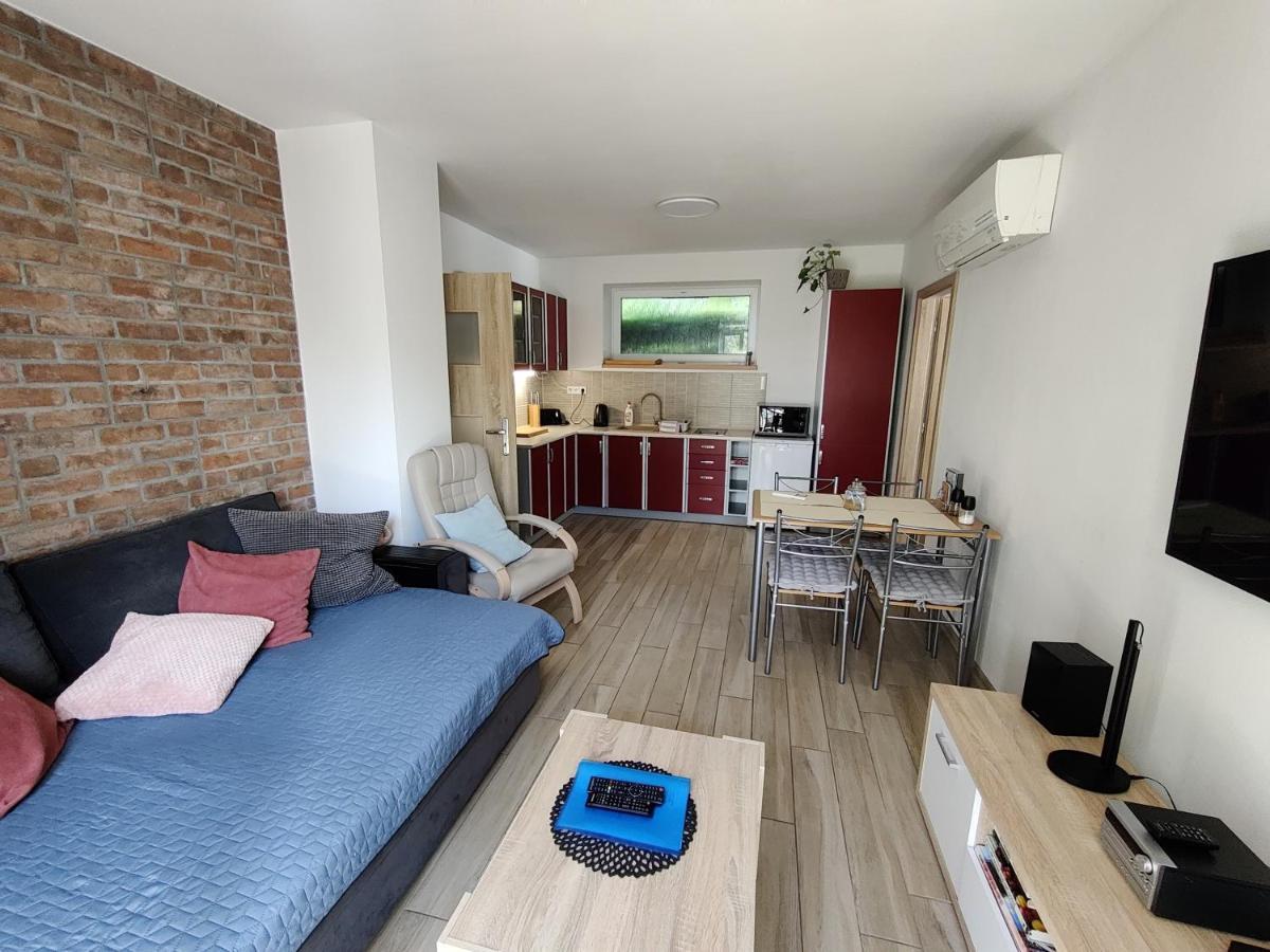 Apartman Pod Lipou - Samostatny Objekt Jaroměř Eksteriør billede